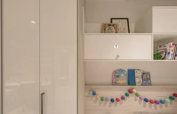 BP Brilho Salar nas portas do guarda-roupa e dos nichos do Dormitório Infanto-juvenil
